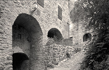 Labeaume chemin menant au chateau