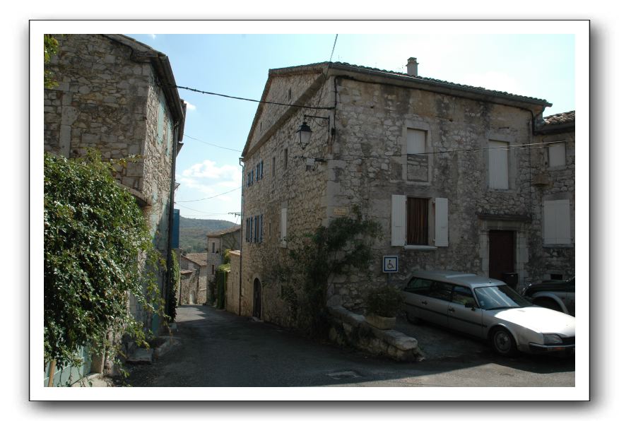 26- maisons anciennes en pierre calcaire,