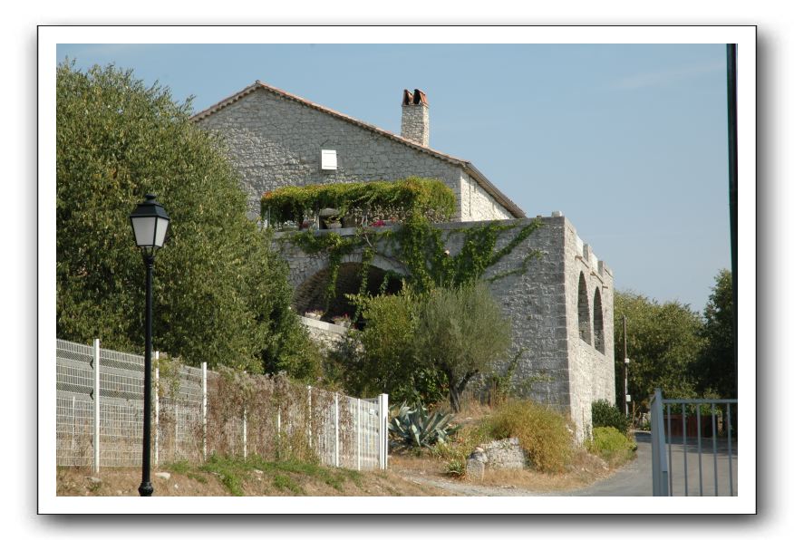 03- Autrefois à Chauzon, on vivait de l'élevage de vers à soie, d'où la présence de mûriers et de vastes habitations avec magnanerie
