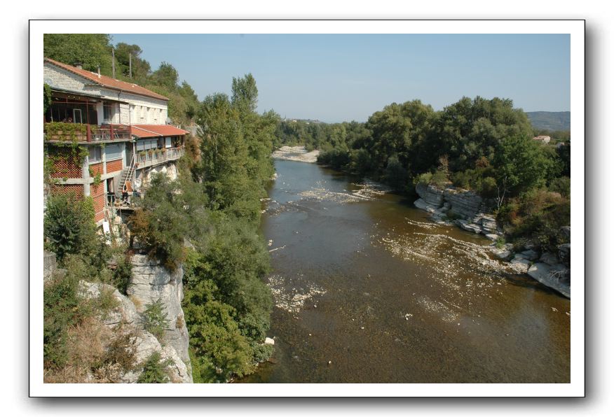 36- Ce pont fait suite au pont romain enjambant l'ardèche  