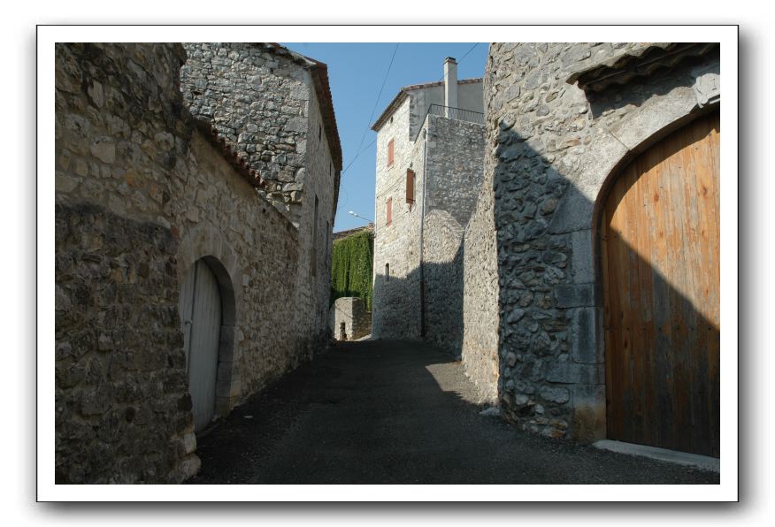 04- Ses maisons de pierres calcaires, provenant des carrières de Ruoms, sont blotties les unes contre les autres 