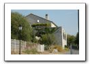 03- Autrefois à Chauzon, on vivait de l'élevage de vers à soie, d'où la présence de mûriers et de vastes habitations avec magnanerie