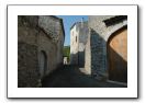 04- Ses maisons de pierres calcaires, provenant des carrières de Ruoms, sont blotties les unes contre les autres 