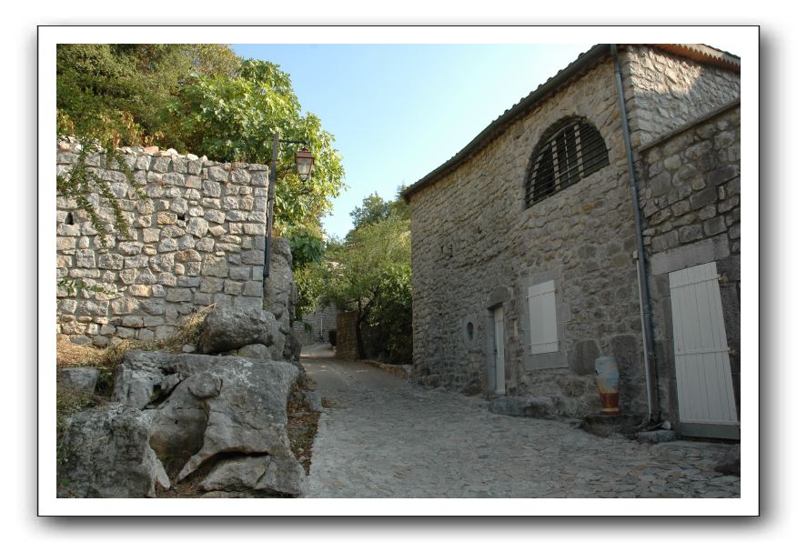 14-  ruelle à l'arrière du village, 
