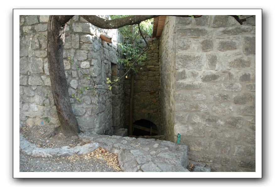 15- des maisons à travers les arbres, jusqu'à ce qu'elle atteigne un point de vue très impressionnant à travers le village et les falaises 