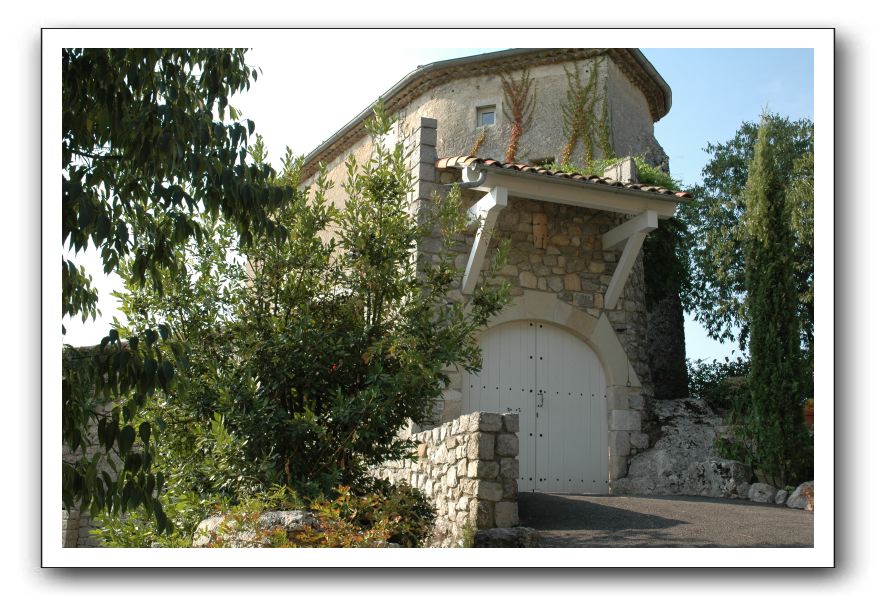 18- Perché sur son rocher, le château veille jalousement sur les habitations troglodytiques et le village du XIXe siècle