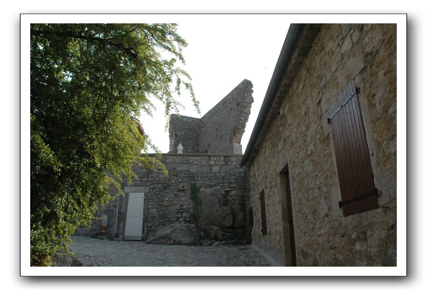 19-  - En contrebas se découpent les vestiges du château vieux, très ancien manoir, jadis propriété de la noble famille des comtes de Labeaume 