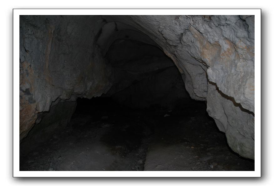 28- entrée dans une grotte (grottes troglodytiques) 