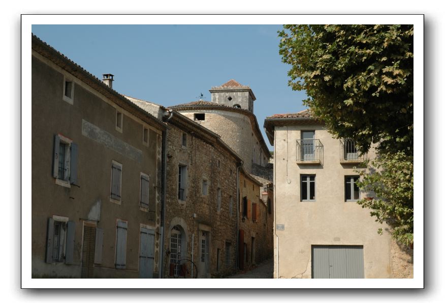 46- Longtemps les habitants vécurent de l'industrie de la soie et de la culture de l'olivier