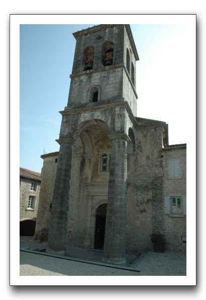 49- Église Saint Pierre aux Liens du XIVe, se trouve sur une petite place à mi-pente, avec un clocher soutenu par 2 immenses colonnes 