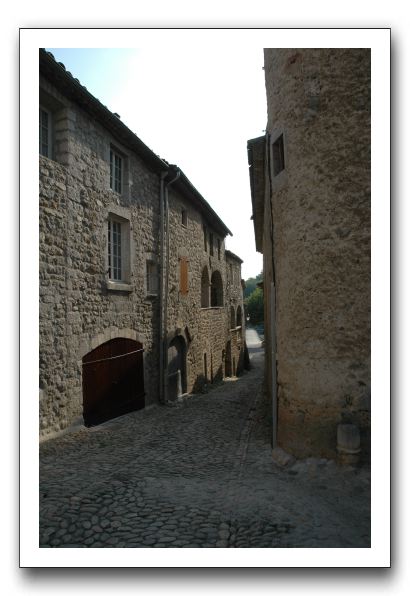 06-     bordées de maisons rustiques en galets ou de belles demeures à arcades et balcons couverts   