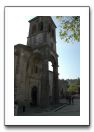 11- - L'église dresse fièrement dans le bleu azur du ciel son surprenant clocher soutenu par d'immenses colonnes 