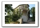 18- Perché sur son rocher, le château veille jalousement sur les habitations troglodytiques et le village du XIXe siècle
