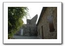 19-  - En contrebas se découpent les vestiges du château vieux, très ancien manoir, jadis propriété de la noble famille des comtes de Labeaume 