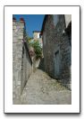 04- Vieux village pittoresque aux ruelles étroites, blotti contre des falaises, galeries, passages couverts, ruelles pavées   