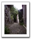 05- Entouré de toutes parts de falaises, de rochers ruiniformes aux formes tourmentées, le village déploie en amphithéâtre son labyrinthe de petits passages et de calades étroites et tortueuses     