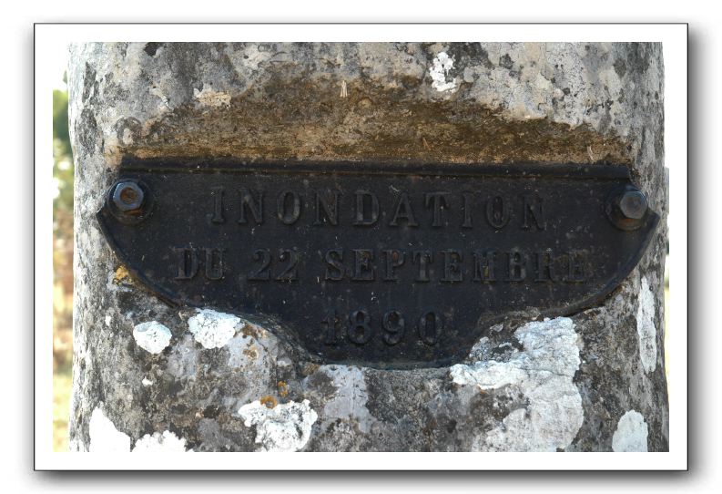 33- Une plaque en fonte marquant le niveau de la crue de 1890 à été apposée sur cette borne  Ainsi, l'ancienne route de Pradons se situait sur ce qui fut la voie romaine des Helviens  