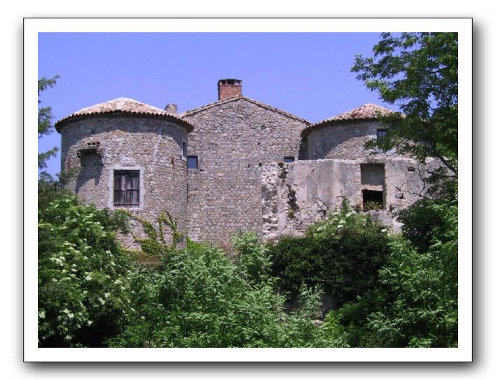 34- Le château de la borie construit au 15ème siècle à partir des restes d'une tour de guet par le seigneur de Borne 