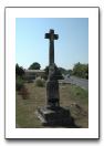 32- La borne est surmontée d'une croix posée ultérieurement, sûrement pour indiquer l'intersection et appelée Croix du Peyrou ce qui voudrait dire Croix de la pierre 