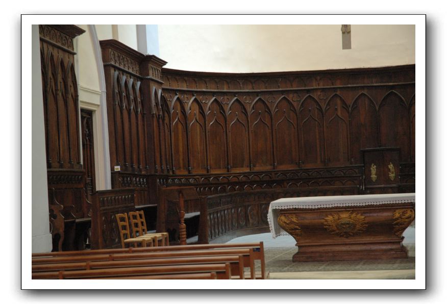 09-  Stalles  en bois dans le chœur de l'église, réservés aux membres du clergé 