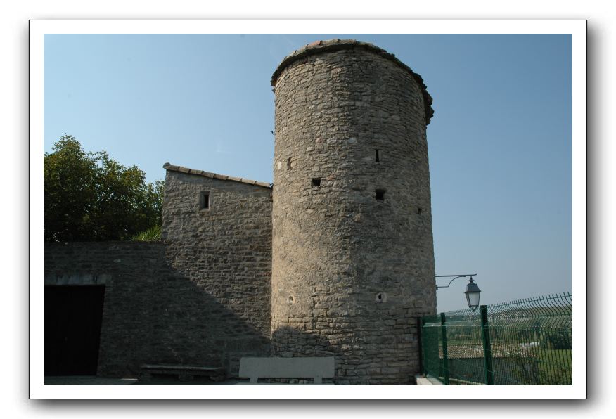 36- Tour qui flanque l'extérieur l'angle du cloître a été rehaussée au début du XVIIè siècle